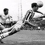 Jeff Astle, en uno de sus característicos remates de cabeza.