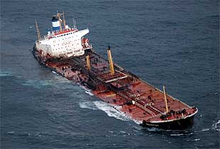 El petrolero  Prestige , ayer, cuando fue arrastrado por el mar a sólo tres millas de la localidad marinera de Muxía.