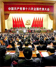 Los delegados del PCCh votan la última resolución del congreso del partido.