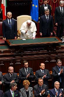 El Papa responde a los aplausos del Gobierno italiano en el Parlamento.