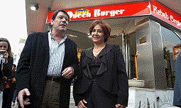 El alcalde de Torrevieja, Ángel Hernández Mateo, y la propietaria del establecimiento, Paricher Gitirokh, ayer, ante la hamburguesería.