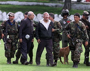 El obispo Jiménez (en el centro con gafas), junto al párroco con el que fue secuestrado, ayer, tras su liberación.
