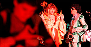 La Muestra de Teatro alza el telón con música, danza y pirotecnia en la calle