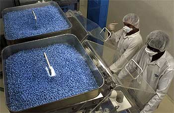 Técnicos de Pfizer, empaquetando pastillas de Viagra, uno de los medicamentos más populares en Internet.