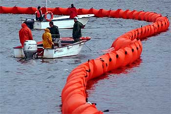 Instalación de barreras cerca de Caramariñas para impedir el paso de la marea negra.