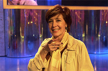 Concha Velasco, presentadora    de Tiempo al tiempo. 