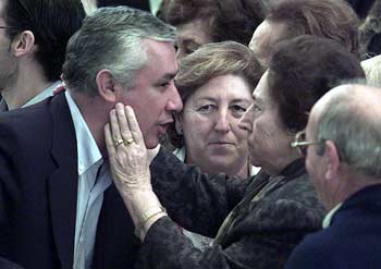 Javier Arenas saluda a Regia Jiménez, alcaldesa de Espartinas, ayer en el acto celebrado en Sevilla.