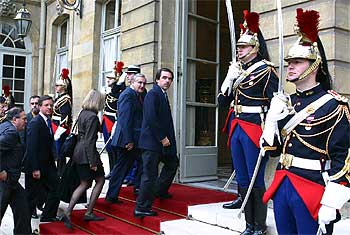 José María Aznar y Jean-Pierre Raffarin entran en el palacio de Matignon.