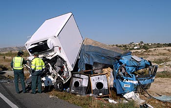 Estado en el que quedaron la furgoneta y el camión involucrados ayer en el accidente.