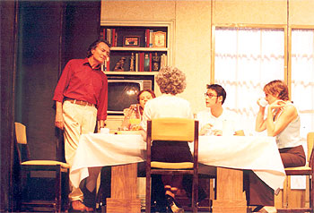 José Luis Pellicena, a la izquierda, en una escena de la obra de teatro  Familia. 