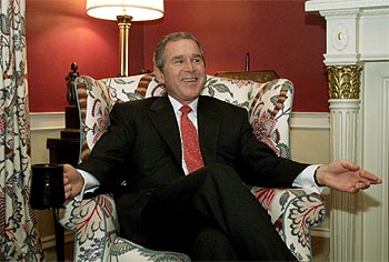 George W. Bush conversa con periodistas en la Casa Blanca.