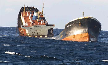 El petrolero  Prestige , partido en dos, cuando se hundía ayer a 250 kilómetros de la costa gallega.