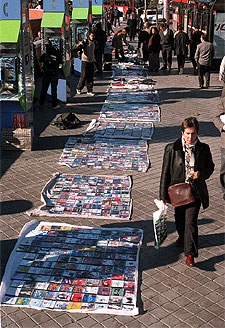 Varios puestos de venta ilegales, los llamados    top manta,  ayer en Madrid.