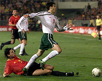 Jose Mari se lanza a intentar cortar el balón ante Kirilov.