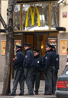Un grupo de policías hace guardia frente a un McDonald's de la capital checa.