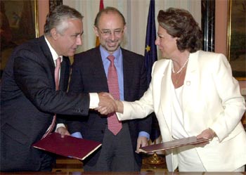 Javier Arenas se estrecha la mano con Rita Barberá en presencia de Cristóbal Montoro.