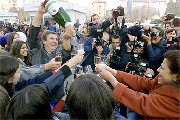 Ciudadanos búlgaros celebran en el centro de Sofía la invitación a su país de ingresar en la OTAN.