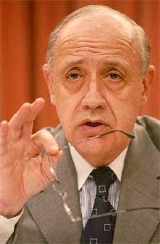 Roberto Lavagna ,en el momento de anunciar el fin del  corralito .