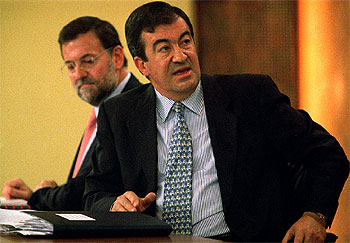 Mariano Rajoy y Francisco Álvarez-Cascos, durante la rueda de prensa posterior al Consejo de Ministros.