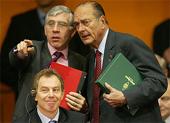 El ministro británico de exteriores, Jack Straw, señala con el dedo junto a Jacques Chirac y Tony Blair (sentado).