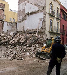 Un edificio en rehabilitación se derrumba en Triana