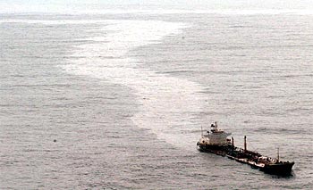 El petrolero deja a su paso una estela de fuel el pasado día 14.