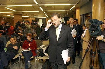 Mariano Rajoy, antes de la conferencia de prensa que ofreció ayer en A Coruña sobre el    Prestige. 