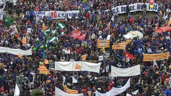 La manifestación contra el Plan Hidrológico de ayer en Valencia, a su llegada a la plaza de América.