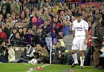 Figo mira los objetos caídos desde la grada en el momento de lanzar un córner.