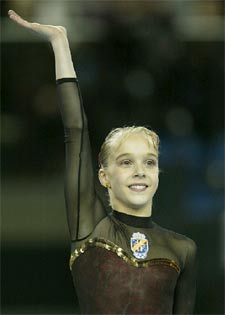 Elena Gómez saluda al público tras el ejercicio que le valió la medalla de oro.