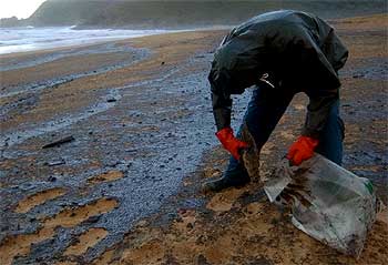 Una de las personas que participan en la limpieza de las playas gallegas tras el desastre provocado por el    Prestige 