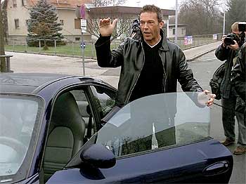 Haider, a su llegada a bordo de un coche deportivo al colegio electoral de la localidad de Klagenfurt.