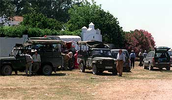 Land Rovers y vehículos todoterreno participantes en la romería del Rocío del año pasado.