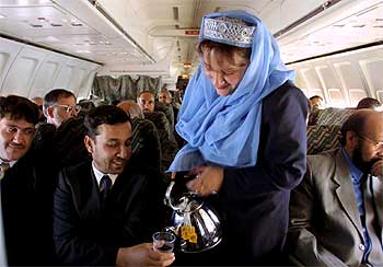 Las azafatas afganas vuelven a sonreír