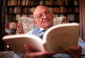 Francisco Rodríguez Adrados, con el VI tomo del    Diccionario Griego-Español,  en su casa madrileña.