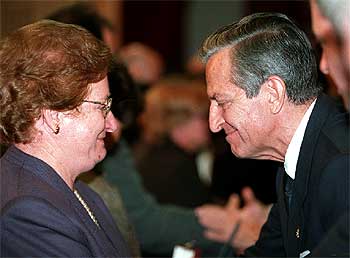 Adolfo Suárez entrega la Cruz del Reconocimiento Civil a una de las víctimas del terrorismo.rnrn.