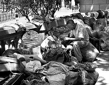 Un inmigrante sin papeles ni vivienda, en la plaza de Cataluña de Barcelona.