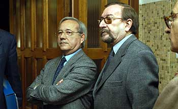 El presidente de la Confederación del Segura, Juan Cánovas, a la izquierda, con Julio Muñoz Bravo, el técnico encausado, ayer en el juzgado.
