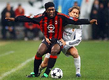 Seedorf protege el balón ante Míchel Salgado.