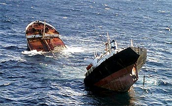 El    Prestige,  partido en dos,  durante su hundimiento en aguas del Atlántico el pasado día 19.