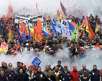 Los manifestantes franceses portan banderas y pancartas mientras avanzan por el centro de París.