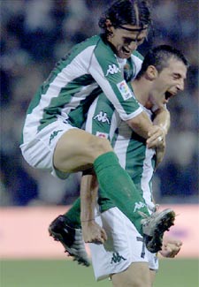 Capi salta sobre Varela tras un gol.