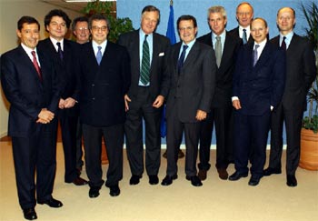 De izquierda a derecha, Sergio Tchuruk (Alcatel), Thierry Breton (France Télécom), Ricardo Perissich (Telecom italia), César Alierta (Telefónica), Walter Jung (Siemens), Romano Prodi (UE), Marco Tronchetti (Telecom Italia) y Ala-Tietilä (Nokia).
