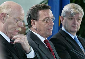 Schröder, con su ministro de Defensa, Peter Struck (izquierda), y de Exteriores, Joschka Fischer, ayer en Berlín.
