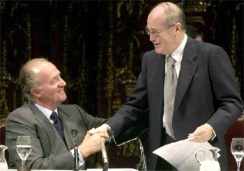 El Rey don Juan Carlos, con el presidente de la patronal, José María Cuevas, ayer en el Teatro Real.