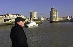 El pensador francés Paul Virilio, en La Rochelle.rnrnImagen del vídeo 'Cityscape Fireworks', del artista Cai Guo Quiang.