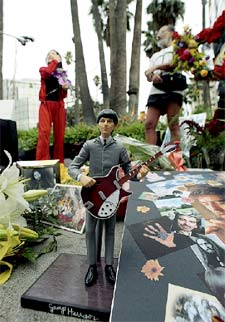 Harrison también fue recordado ayer por sus admiradores en Los Ángeles.