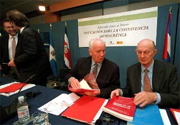 De izquierda a derecha, Víctor Pérez Díaz, Diego Hidalgo, Thorvald Stoltenberg y Ricardo Díez-Hochleitner.