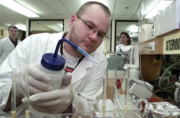 Un técnico del laboratorio antidopaje de Sidney prepara un análisis durante los Juegos Olímpicos de 2000.