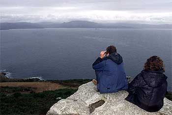 Vecinos de Fisterra esperan la llegada a sus costas de la mancha de fuel que ha dejado el    Prestige. 